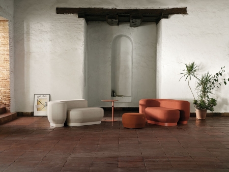 Pouf Brisa de Esparto en oficina moderna con diseño modular y opciones de electrificación.