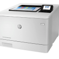 Impresora HP Color LaserJet Managed E45028dn integrada en una oficina moderna