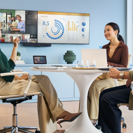 Sala de reuniones equipada con videoconferencia, pantalla y mobiliario profesional para empresas en Cantabria