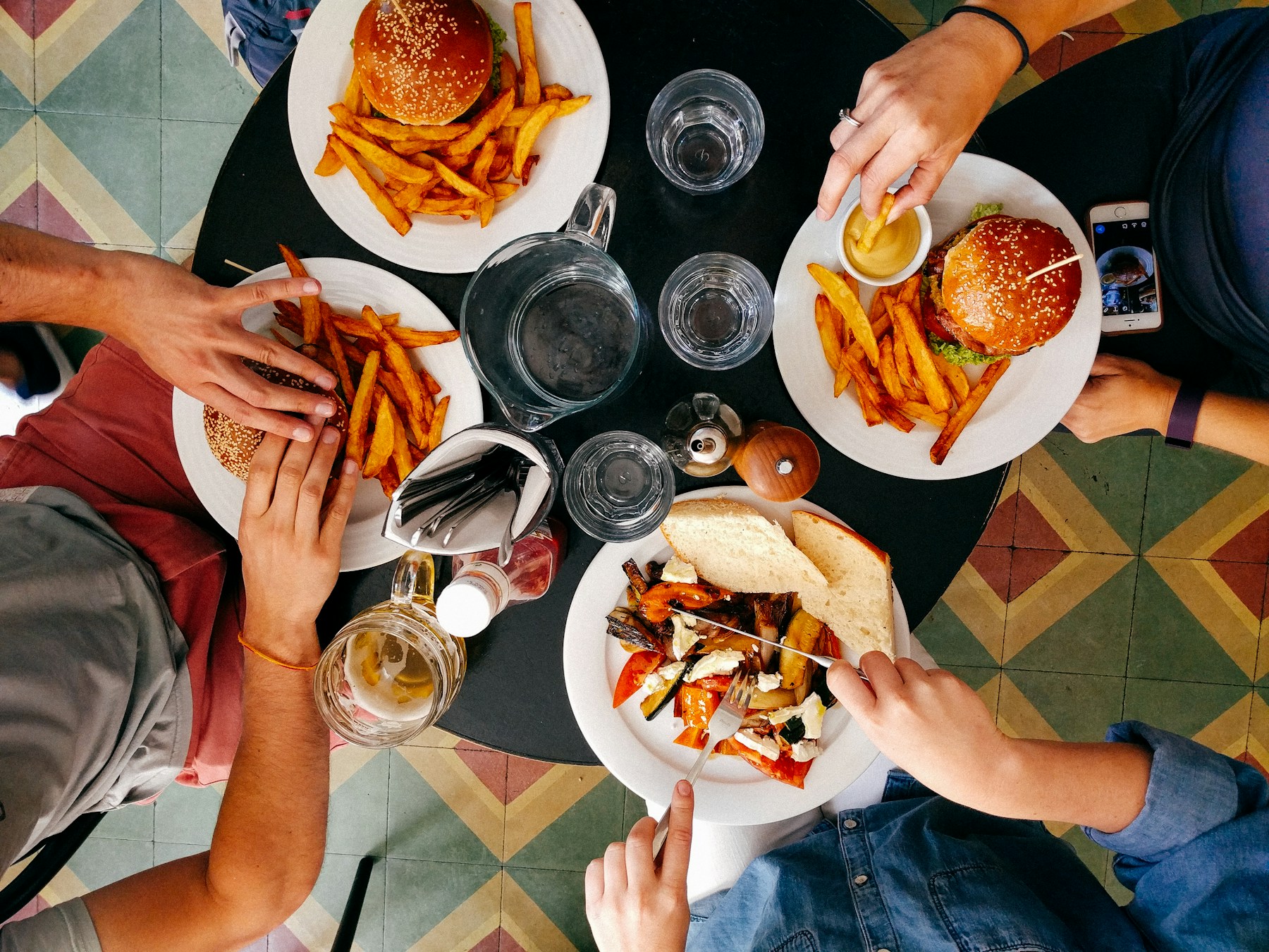 Optimizamos tu web para búsquedas como restaurante en Santander y dónde comer en Cantabria.
Más visibilidad en Google, más clientes en tu sala.