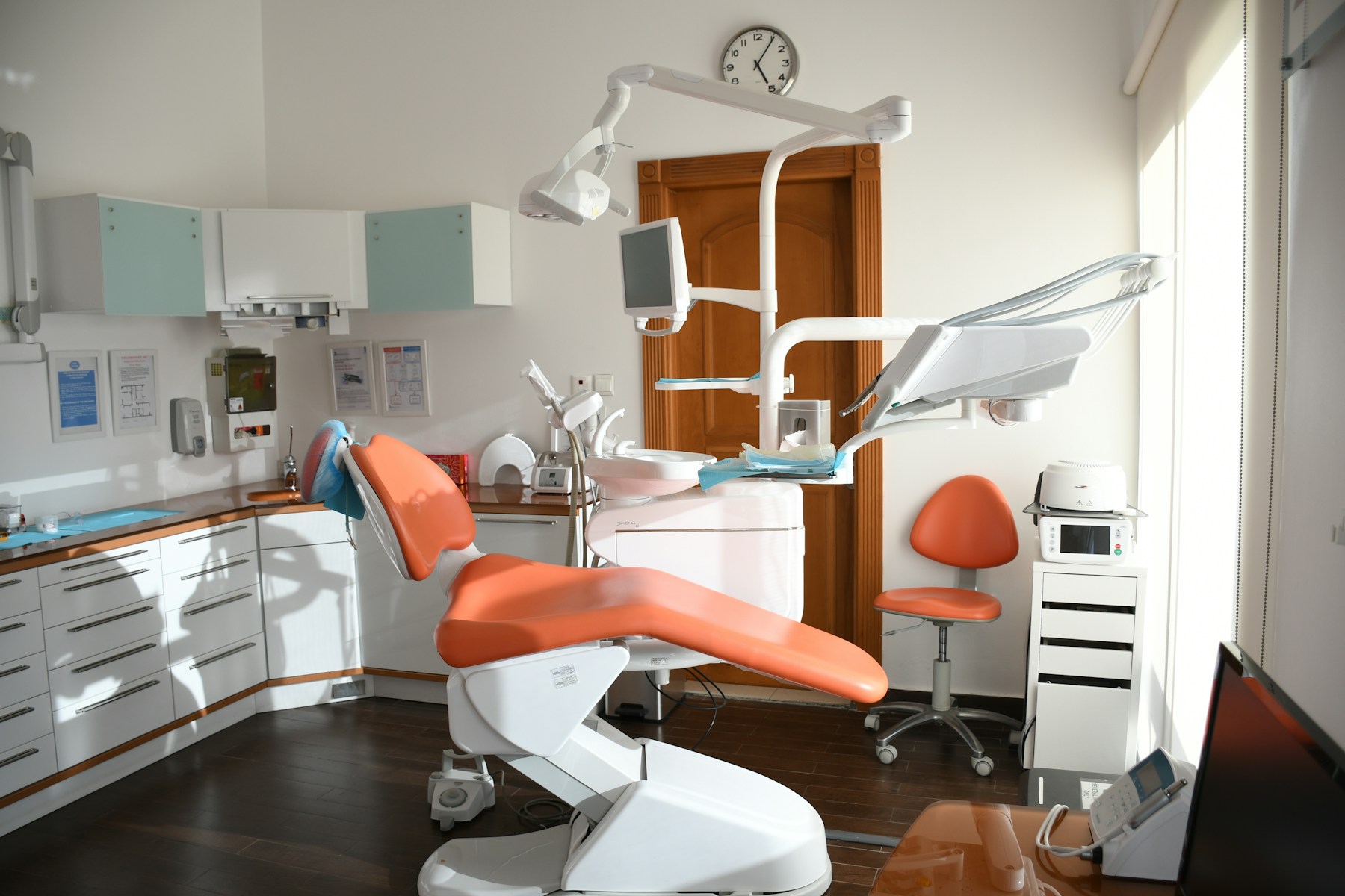 Consulta médica Consulta médica equipada con mobiliario sanitario y sillón de tratamiento